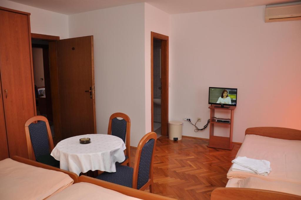 Bed and Breakfast Pansion Antonio Славонски-Брод Экстерьер фото